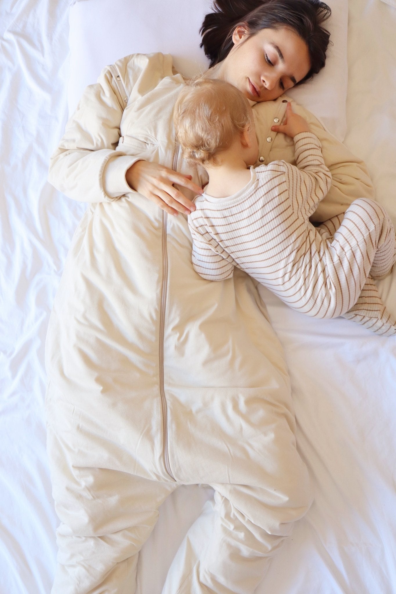 Maman allaitant bébé en portant gigoteuse d'allaitement MAÏA TOG 2.5 beige avec ouvertures
