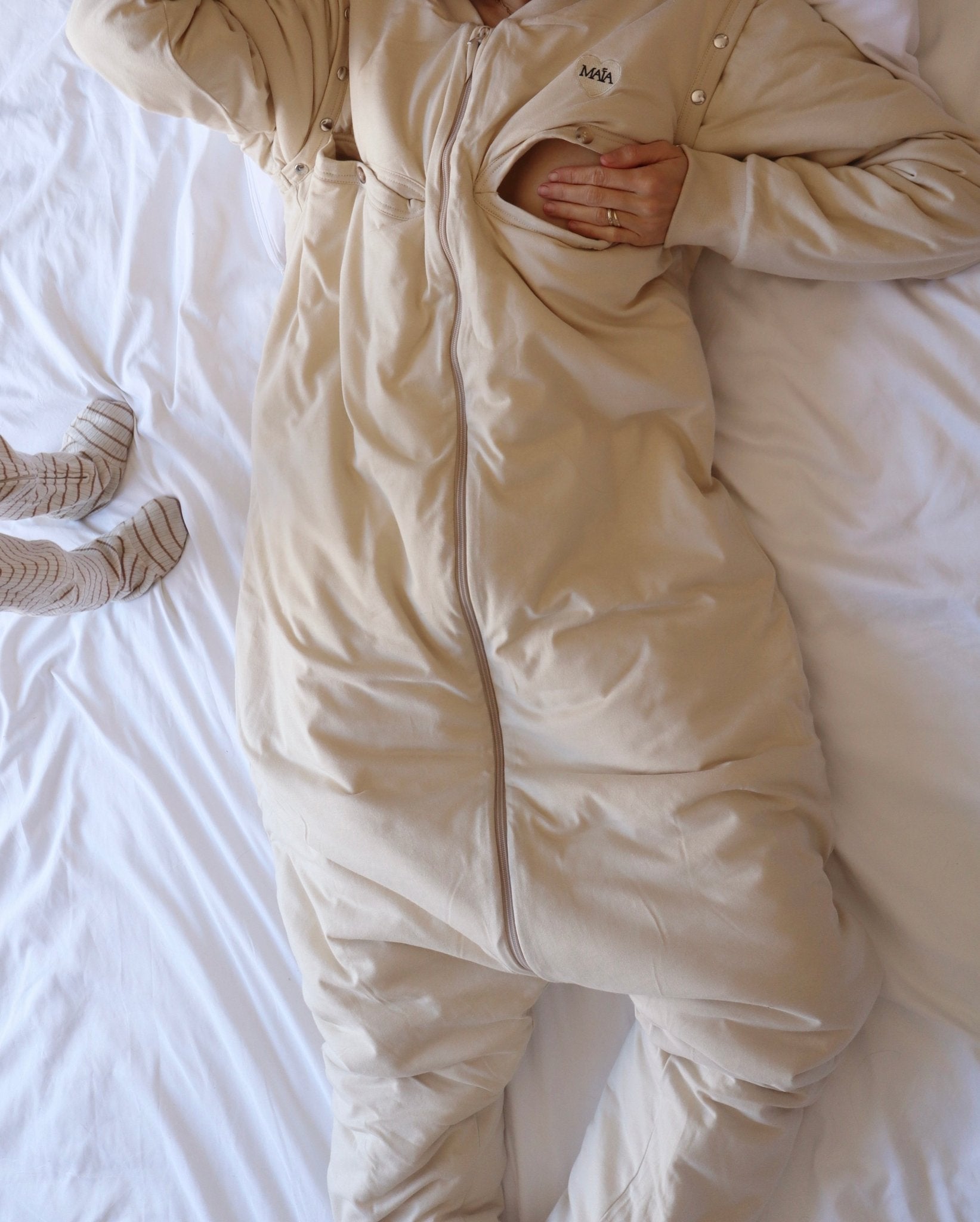 Gigoteuse adulte d'allaitement MAÏA TOG 2.5 beige avec ouvertures latérales, vue de face
