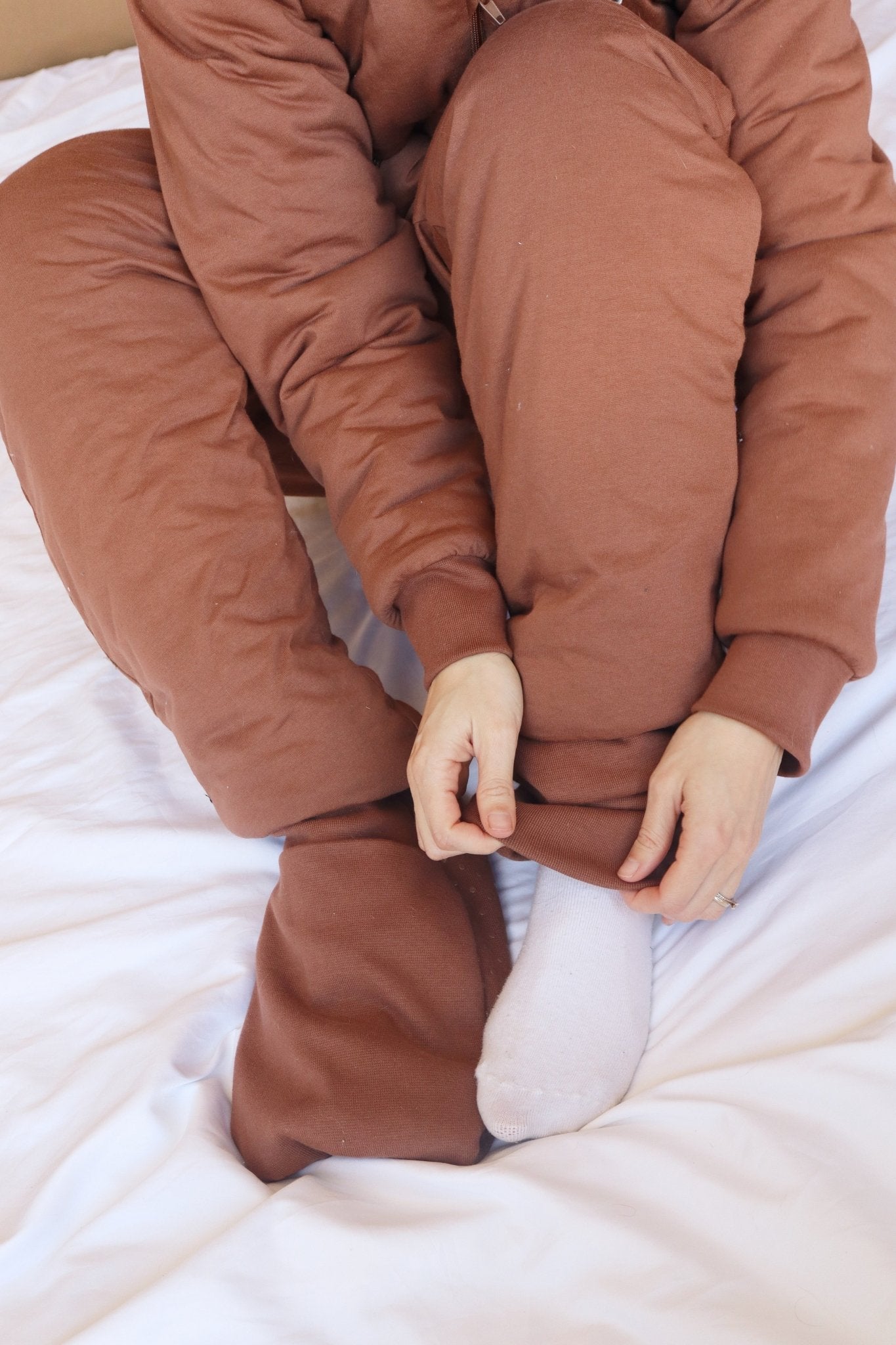 Gigoteuse adulte MAÏA TOG 3.5 marron avec pieds réversibles, semelle antidérapante modulable
