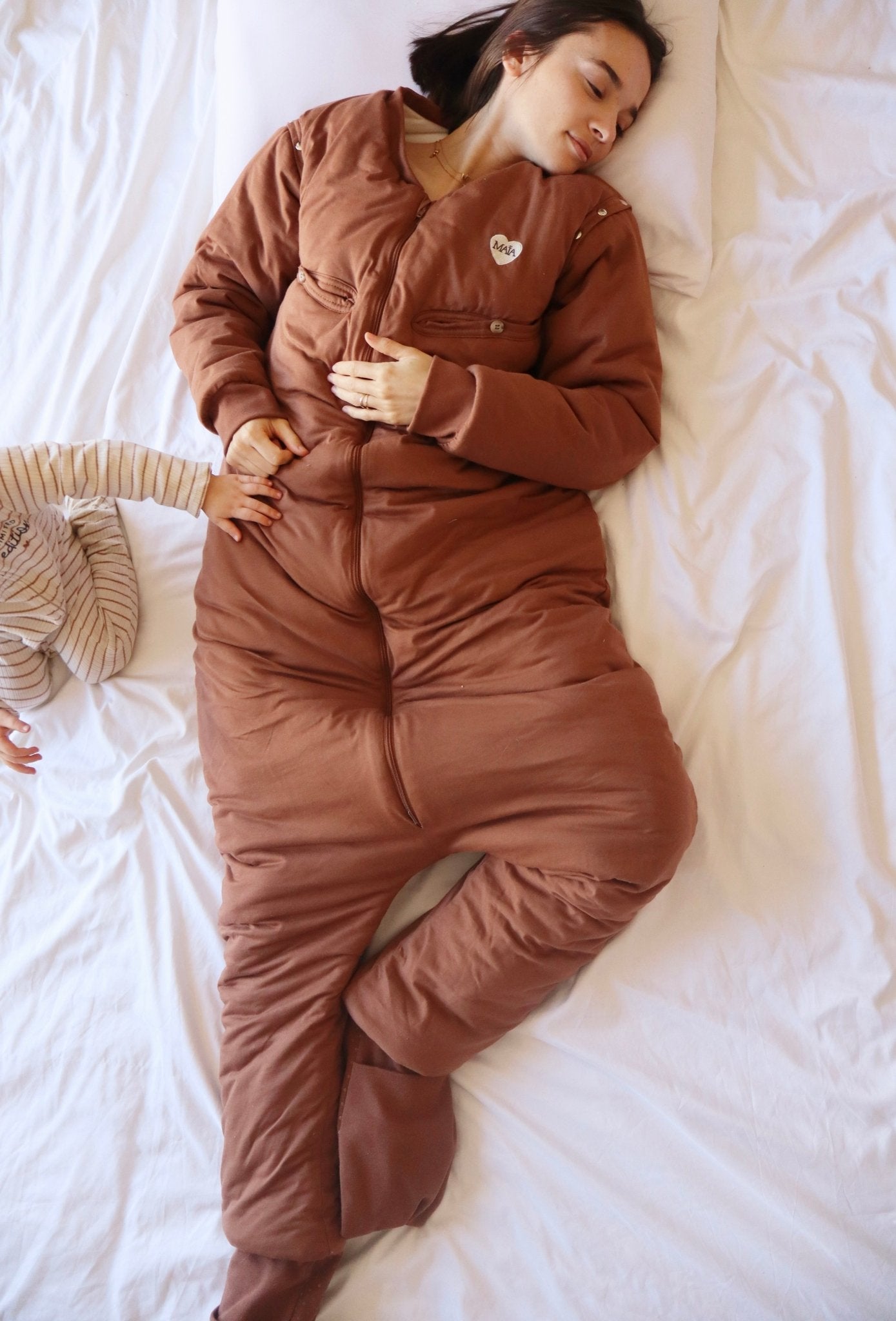 Maman avec bébé portant gigoteuse adulte d'allaitement MAÏA TOG 3.5 marron pour nuits froides
